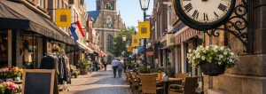 Gezellige winkelstraat in Maassluis met historische gebouwen en winkels
