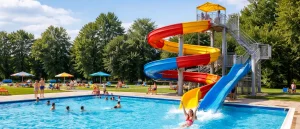 Buitenzwembad met kleurrijke glijbaan op een zonnige dag